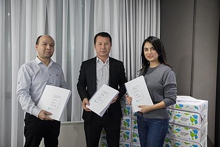 Школе-интернату №77 передана литература на английском языке