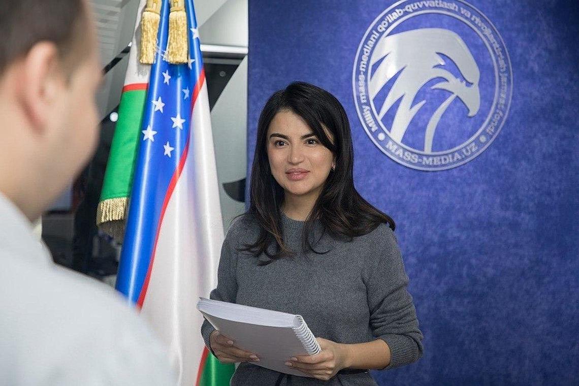 Школе-интернату №77 передана литература на английском языке