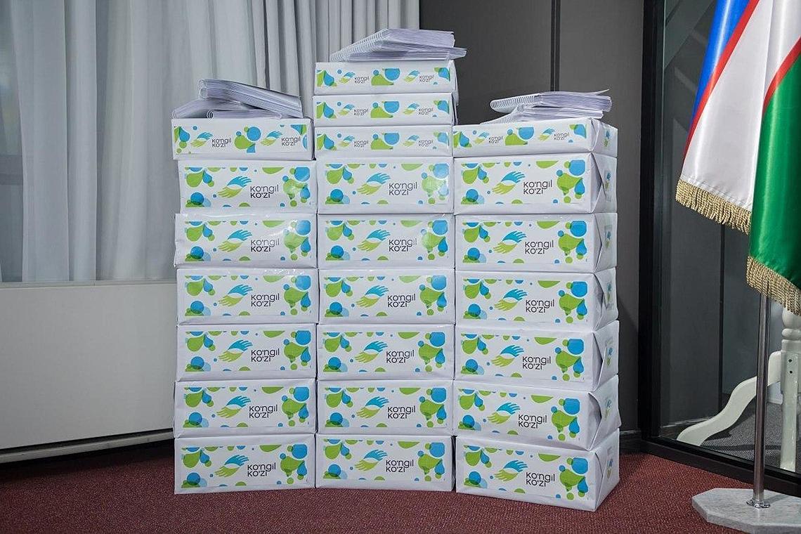 Школе-интернату №77 передана литература на английском языке