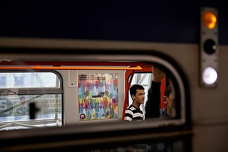 Фонд массмедиа совместно с Министерством транспорта разместили социальную рекламу на станциях метро, имитирующую радиоволны — обращения женщин о помощи против насилия. 