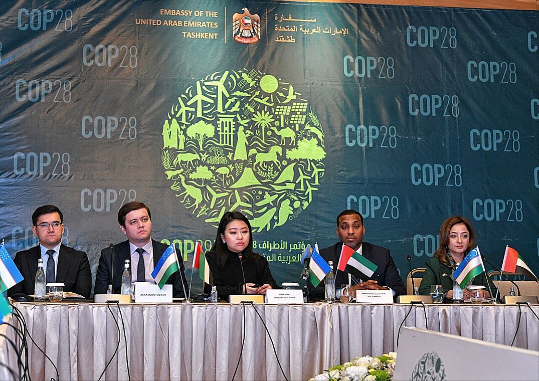 Сегодня в Ташкенте для представителей СМИ и блогеров прошёл брифинг, организованный Посольством ОАЭ в Узбекистане в партнёрстве с Фондом массмедиа и Министерством экологии нашей страны. Мероприятие было посвящено предстоящей 28-й Конференции сторон (COP 28) Рамочной конвенции ООН по изменению климата.